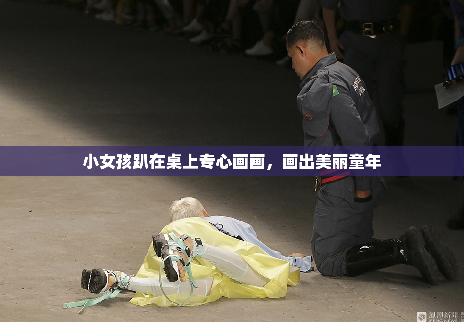 小女孩趴在桌上专心画画，画出美丽童年